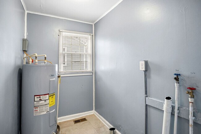 Building Photo - 934 Bluebird Rd