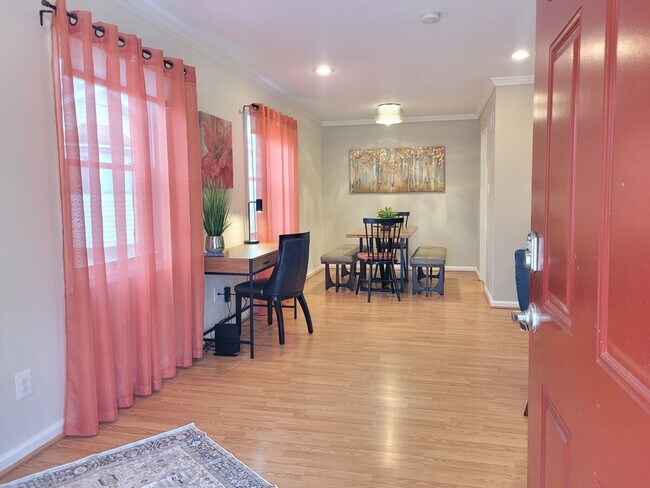 Building Photo - 2028 Pimmit Dr