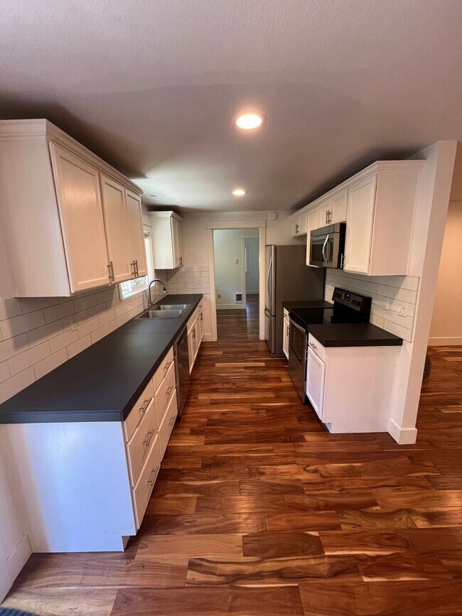 Building Photo - Charming Three Bedroom Home on Bend's West...