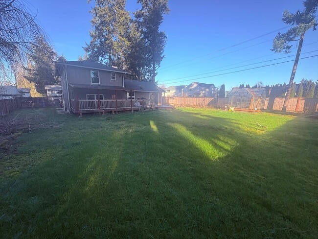 Building Photo - Charming Puyallup Home – Spacious & Updated