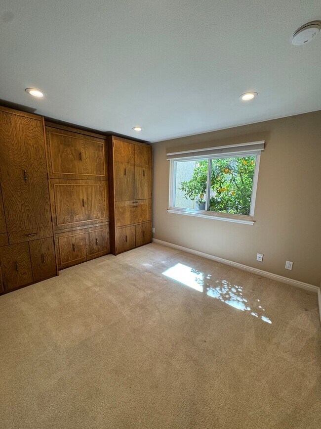 Building Photo - Prime Cul-de-Sac Location with Expansive Backyard