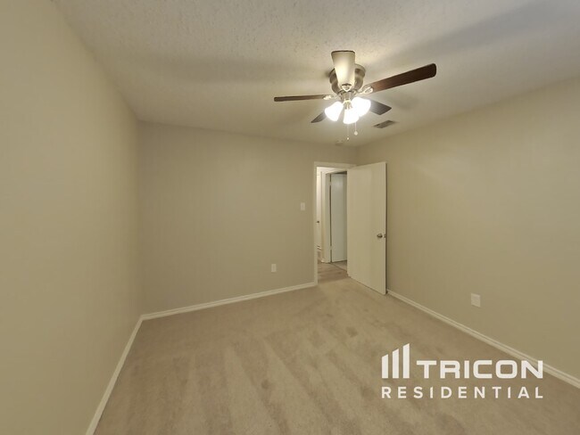 Building Photo - 2312 Vineyard Dr