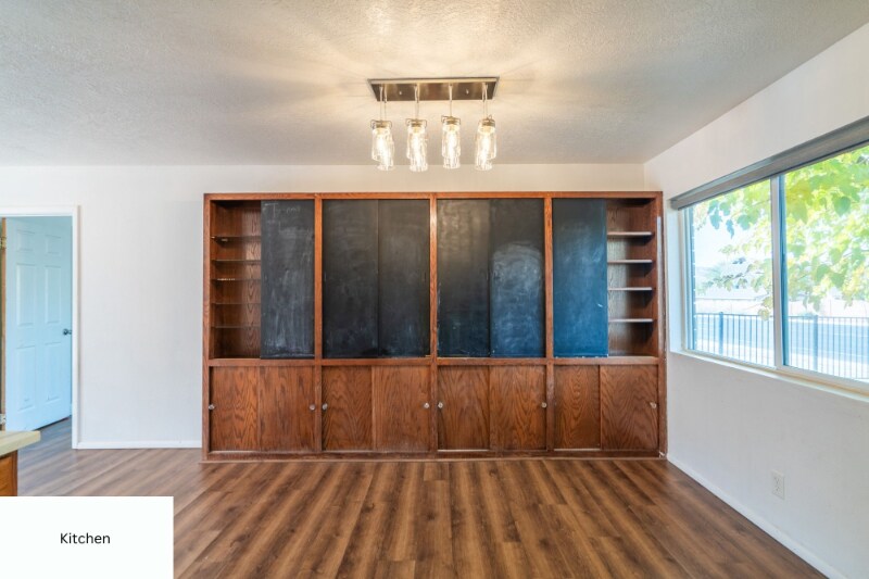 Building Photo - 726 N Valley View Dr