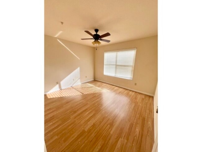 Building Photo - 1 bedroom 1 bath condo with bonus room in ...