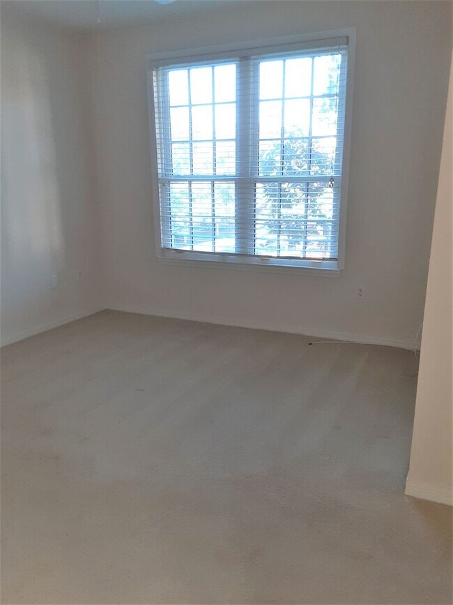 Building Photo - Annual unfurnished 2/2 condo in luxury development near Legacy Trail and Siesta Key.