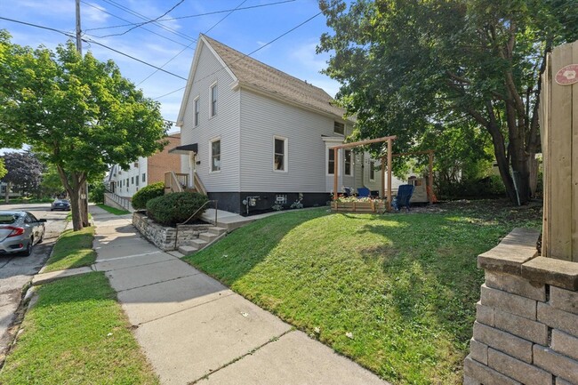 Building Photo - 915 E Homer St