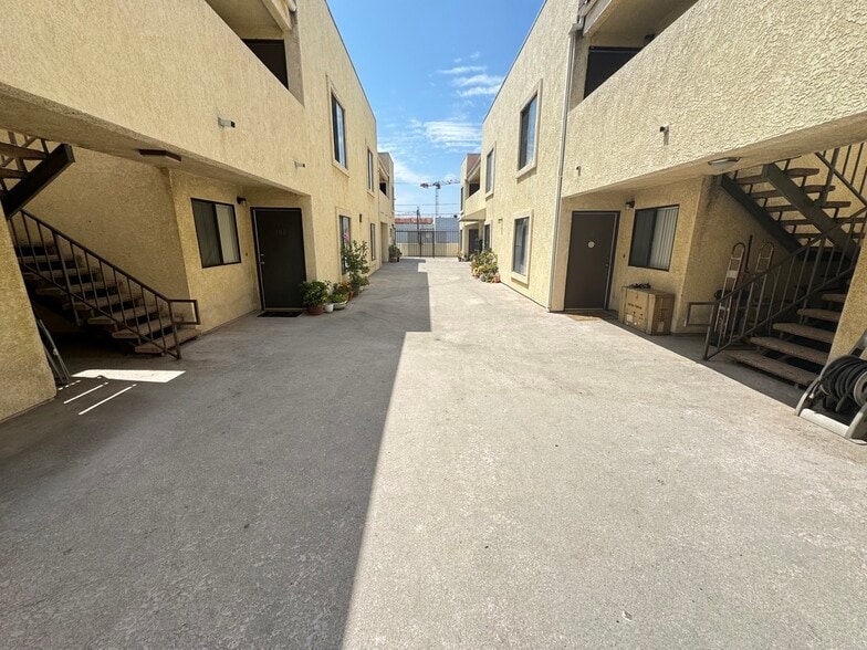 Building Photo - 4633 Vermont Pl