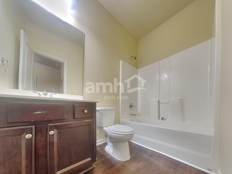 Building Photo - 985 Donington Cir SE