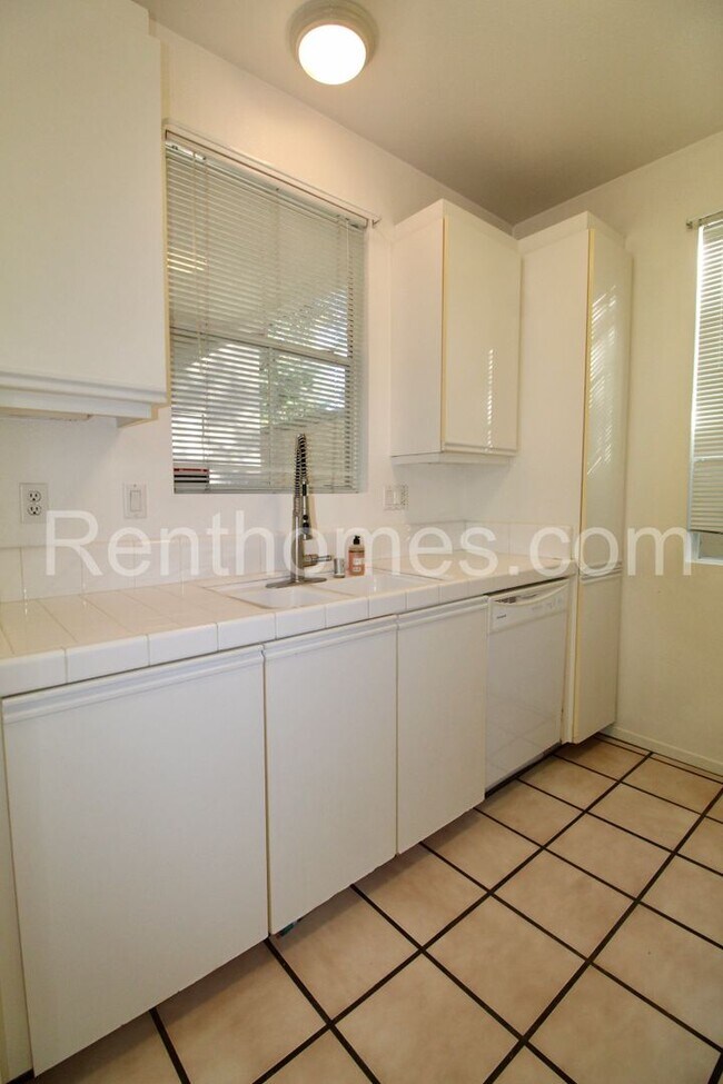 Building Photo - 10921 Sabre Hill Dr