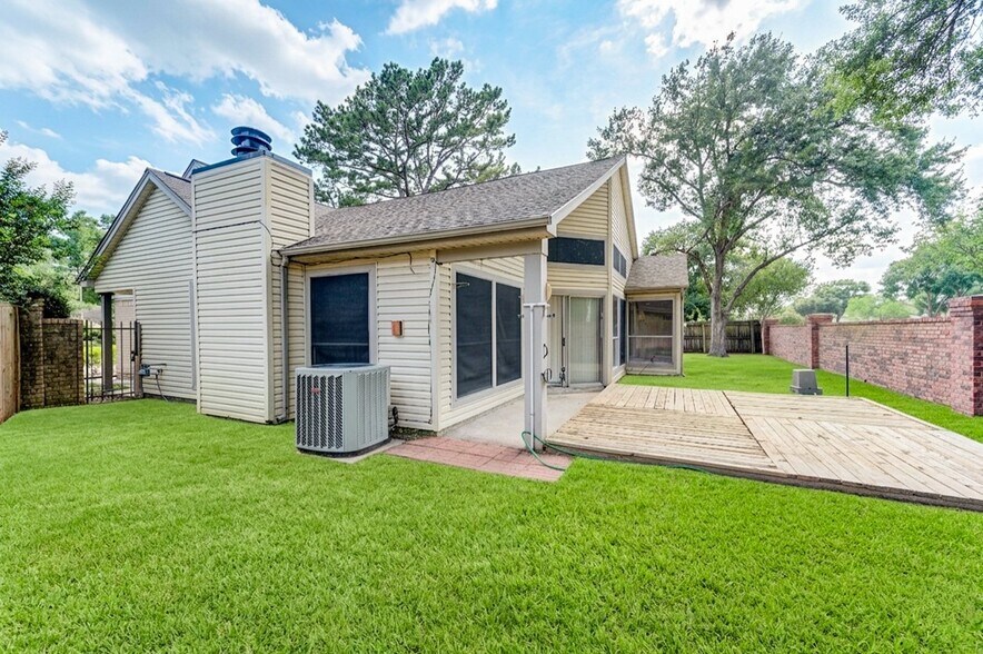 Building Photo - 8418 Mosshang Ct