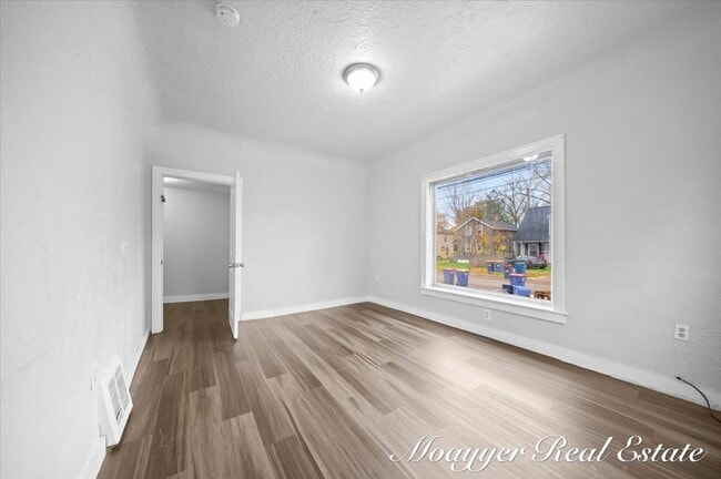 Building Photo - 921 4th St NW