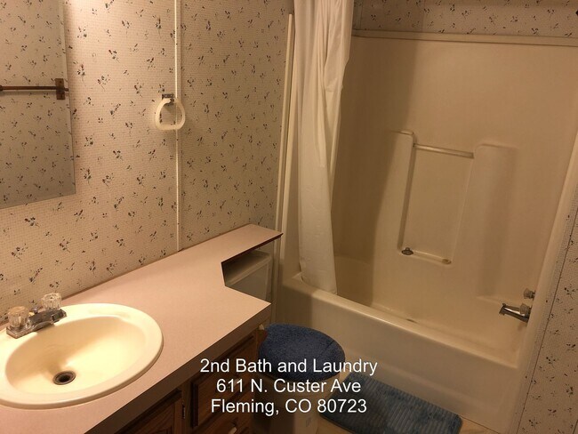Building Photo - 611 N Custer Ave