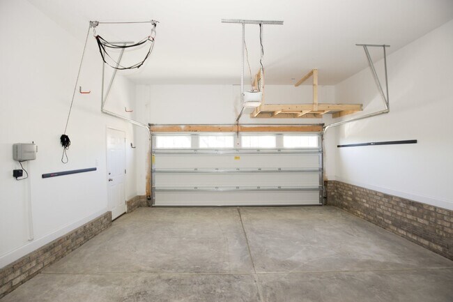 Building Photo - Charming 4 Bedroom Rental Home with Spacio...