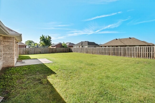 Building Photo - Beautiful Spacious Home w/ Community Clubhouse and Pool!