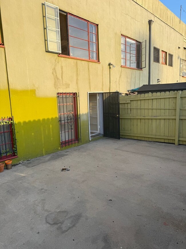 Building Photo - 3787 1/2-3789 W 9th St