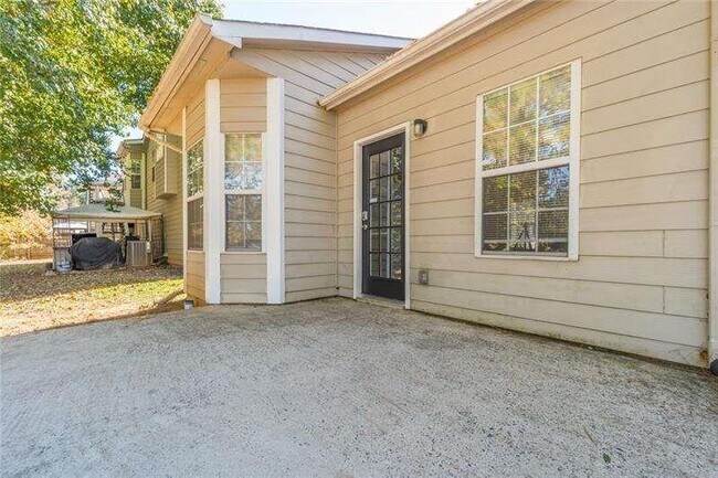 Building Photo - 2716 Lake Park Ridge W