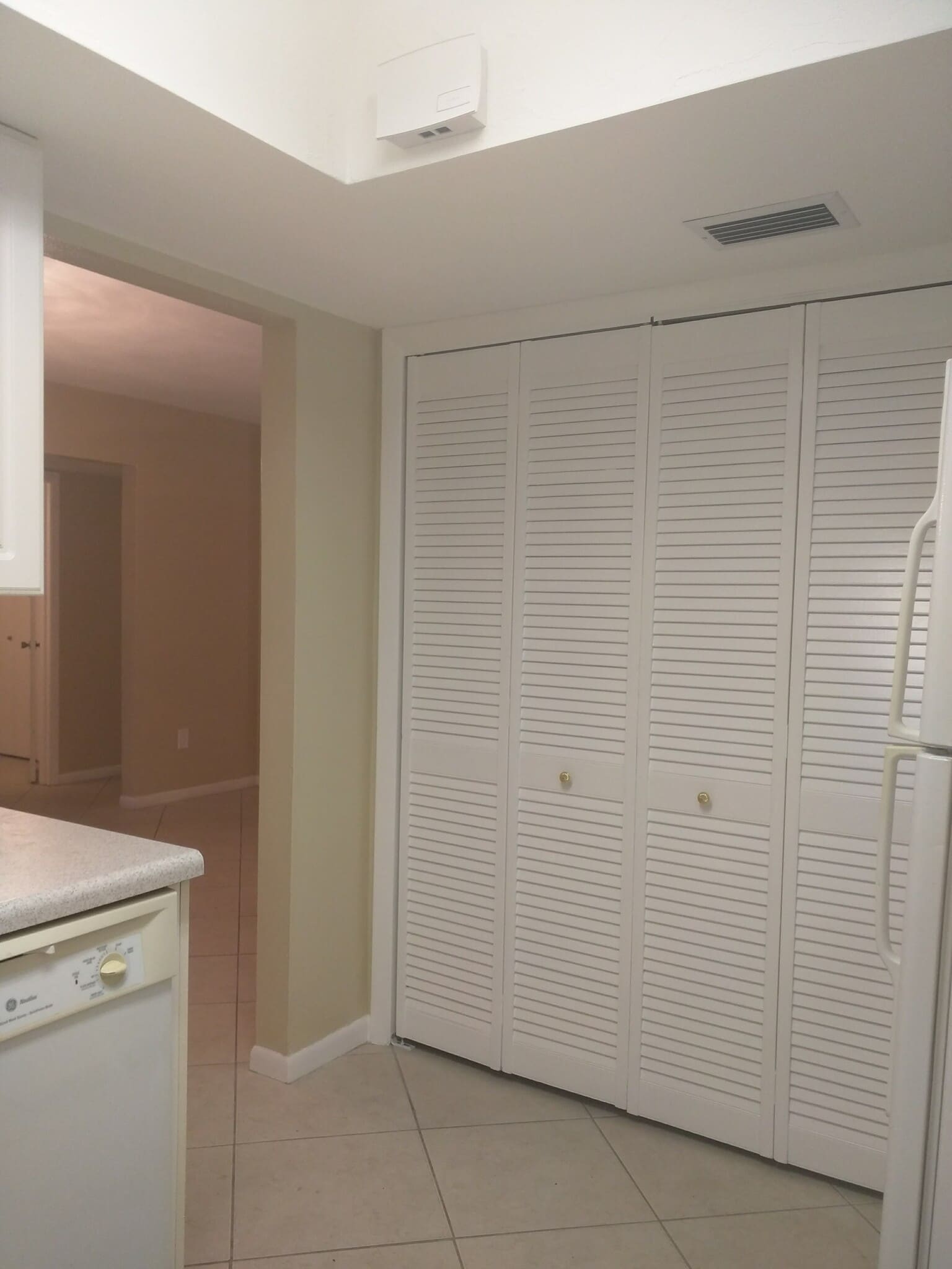 Building Photo - 3346 Camelot Dr
