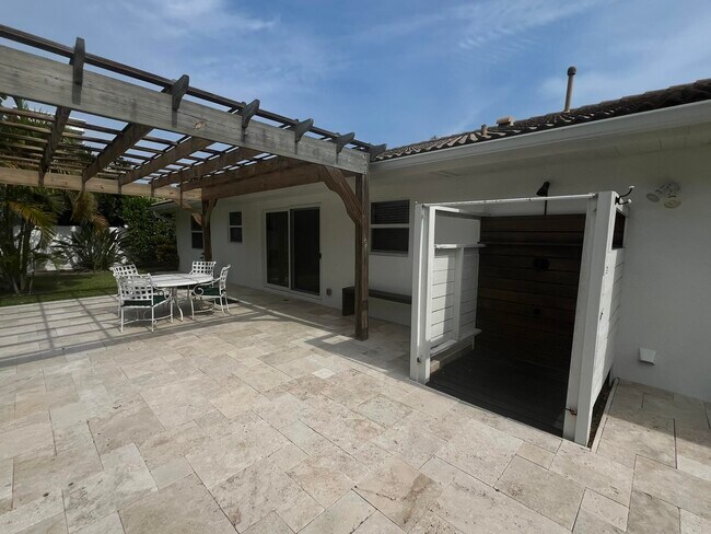 Building Photo - 1260 Manor Dr