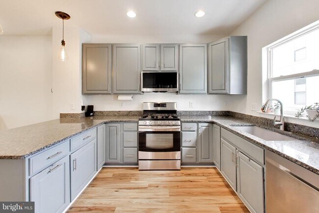 Building Photo - 4550 Longfellow St