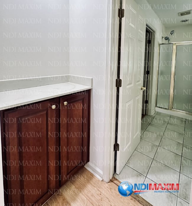 Building Photo - Nice house overlooking pool and playground in Duluth