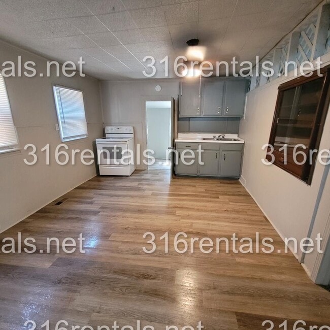 Building Photo - $875 - 2 bed 1 bath - Single Family Home