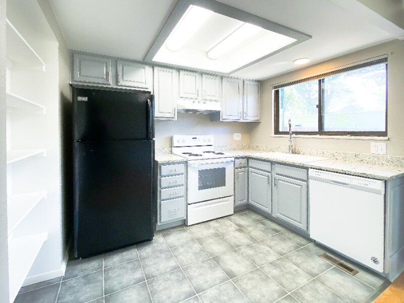 Building Photo - 2282 S Oakland Way