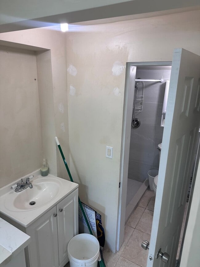 Building Photo - Studio in North Miami Beach Includes Utili...