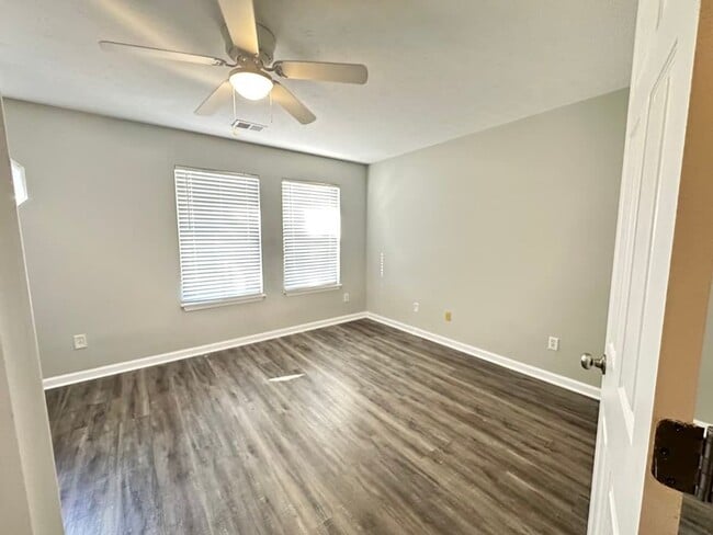 Building Photo - 114 Tanbark Dr