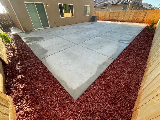Huge Backyard - 2294 N Apricot Ave
