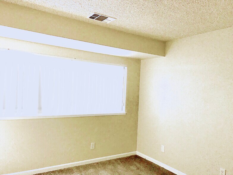 Building Photo - 1190 S Winery Ave