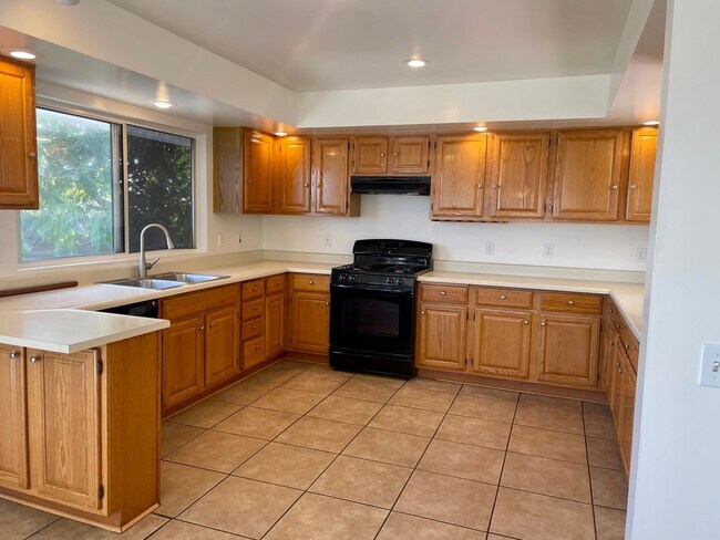 Building Photo - 4491 La Paloma Ave