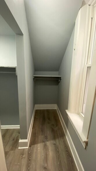 Walk In Closet - 1621 W Cullerton St