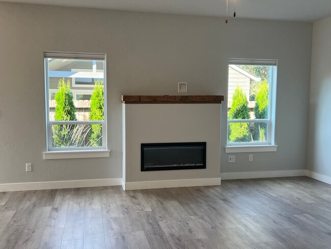 Building Photo - Gorgeous SW Medford - newer construction |...