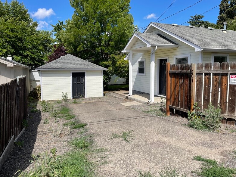 Private Driveway-Weeds Have Been Pulled! - 207 Willamette Ave