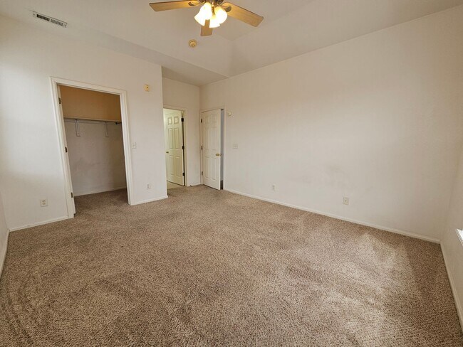 Building Photo - Awesome Aurora Top Floor 2 Bed 2 Bath Cond...
