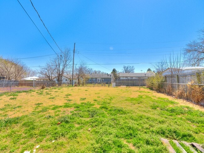 Building Photo - 2 Bedroom, 1 Bath Home in Shawnee!