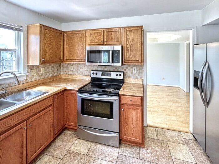 Building Photo - 6432 Goldenrod Ct