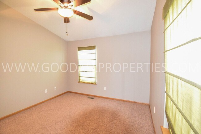 Building Photo - Experience the charm of this 2-bedroom, 2-bathroom townhome in Ankeny with an attached 2 car garage!