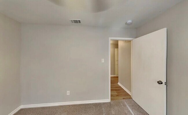 Building Photo - MOVE IN READY