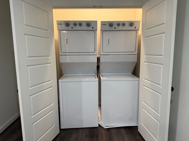 Building Photo - * MOVE IN SUMMER 6/30/2027 * 5-Bed 5.5 Bat...