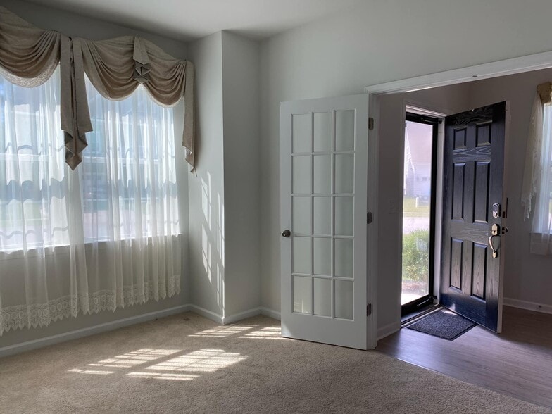 Living Room - 9824 English Elm St