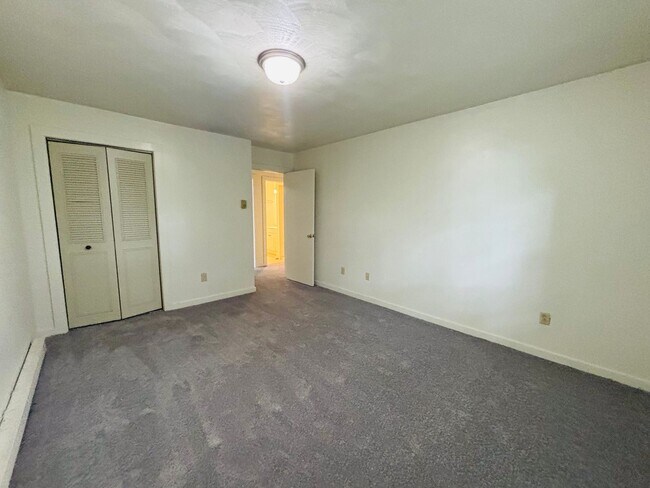 Building Photo - 653 Village Ln