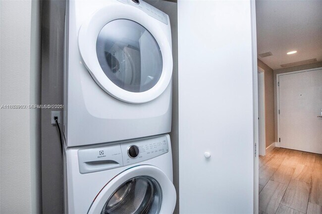 Building Photo - 16385 Biscayne Blvd