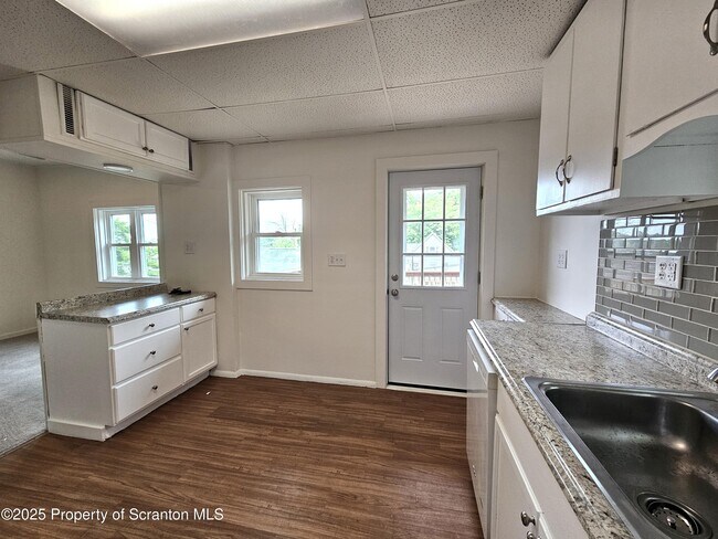 Building Photo - 2103 Hollister Ave