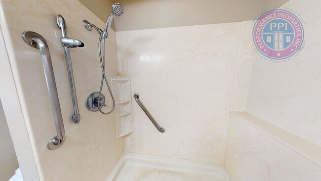 Building Photo - North Portland Living at Its Best | 2 Bed, 1 Bath!