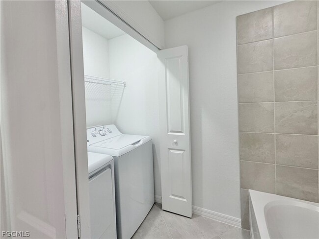 Building Photo - 15285 Grn Acrs Ave