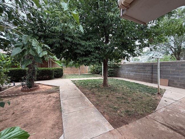 Building Photo - 3 Bed 3 Bath spacious home, with extra craft room, Lovely Backyard