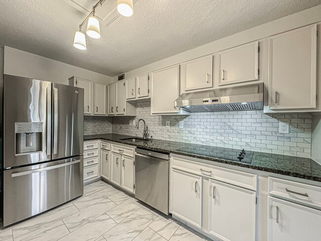 Building Photo - Newly Renovated 3 Bed 2.5 Bath Condo With ...