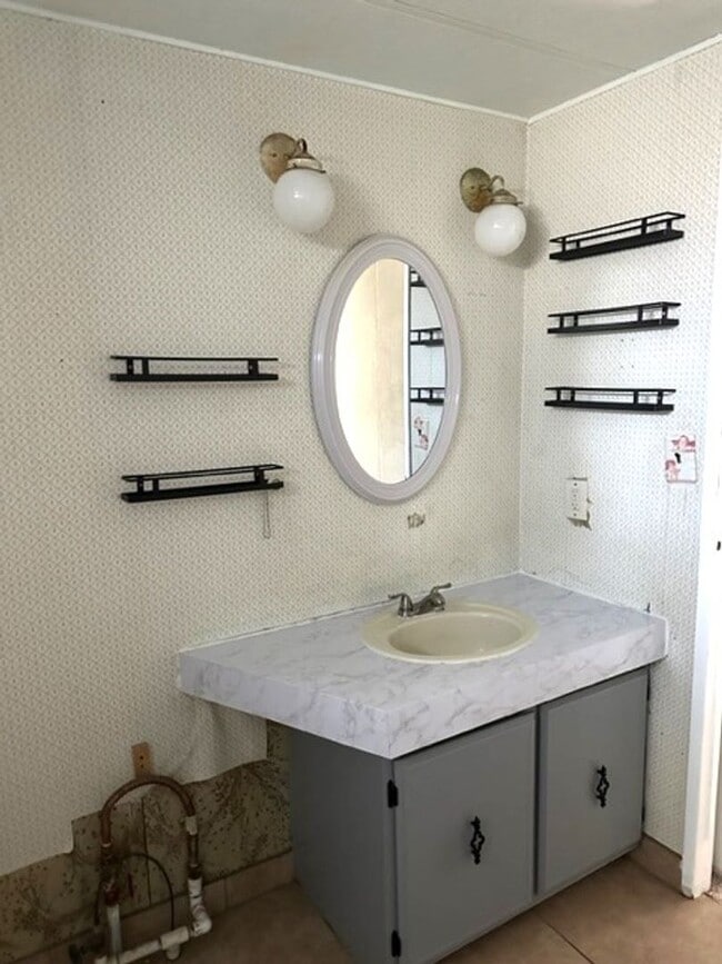 Building Photo - 3 bedroom mobile home with garage and bonus room