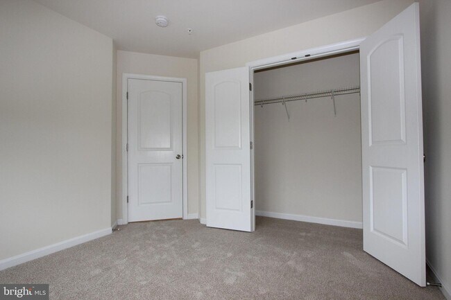 Building Photo - 325 Hersden Ln